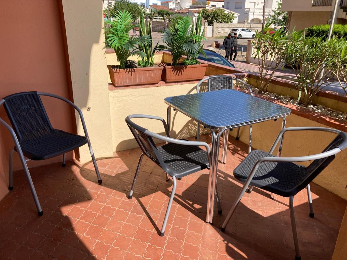 Tres Bel Appartement Entierement Renove Empuriabrava Kültér fotó